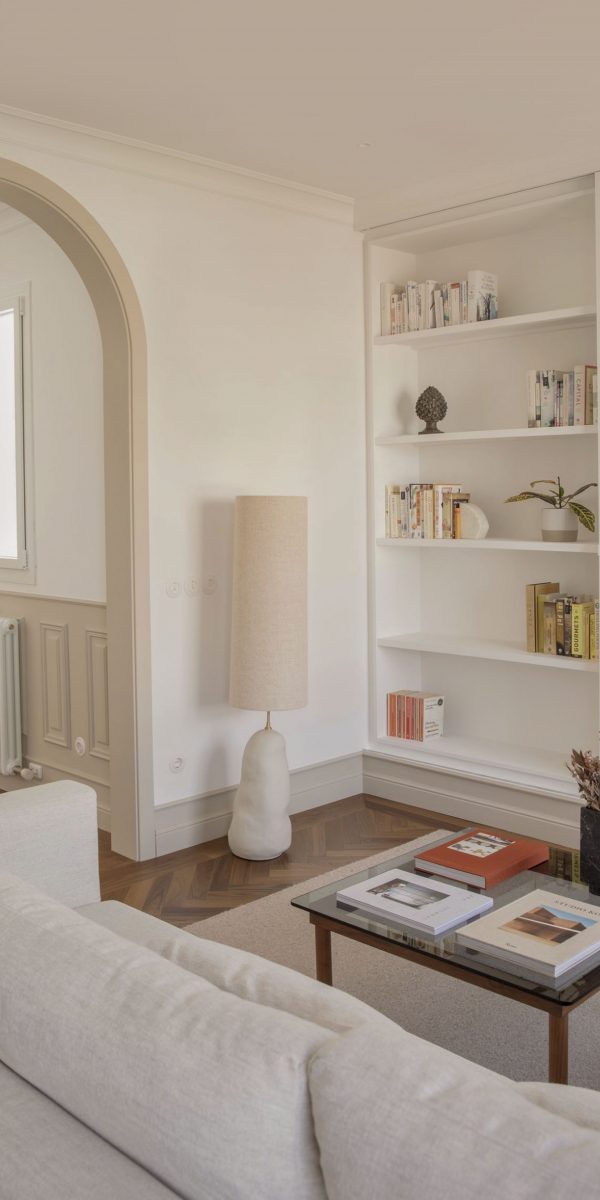 Un recibidor modernista, con cúpula y molduras originales, es el alma de este encantador piso barcelonés AD SPAIN REVISTA DECO