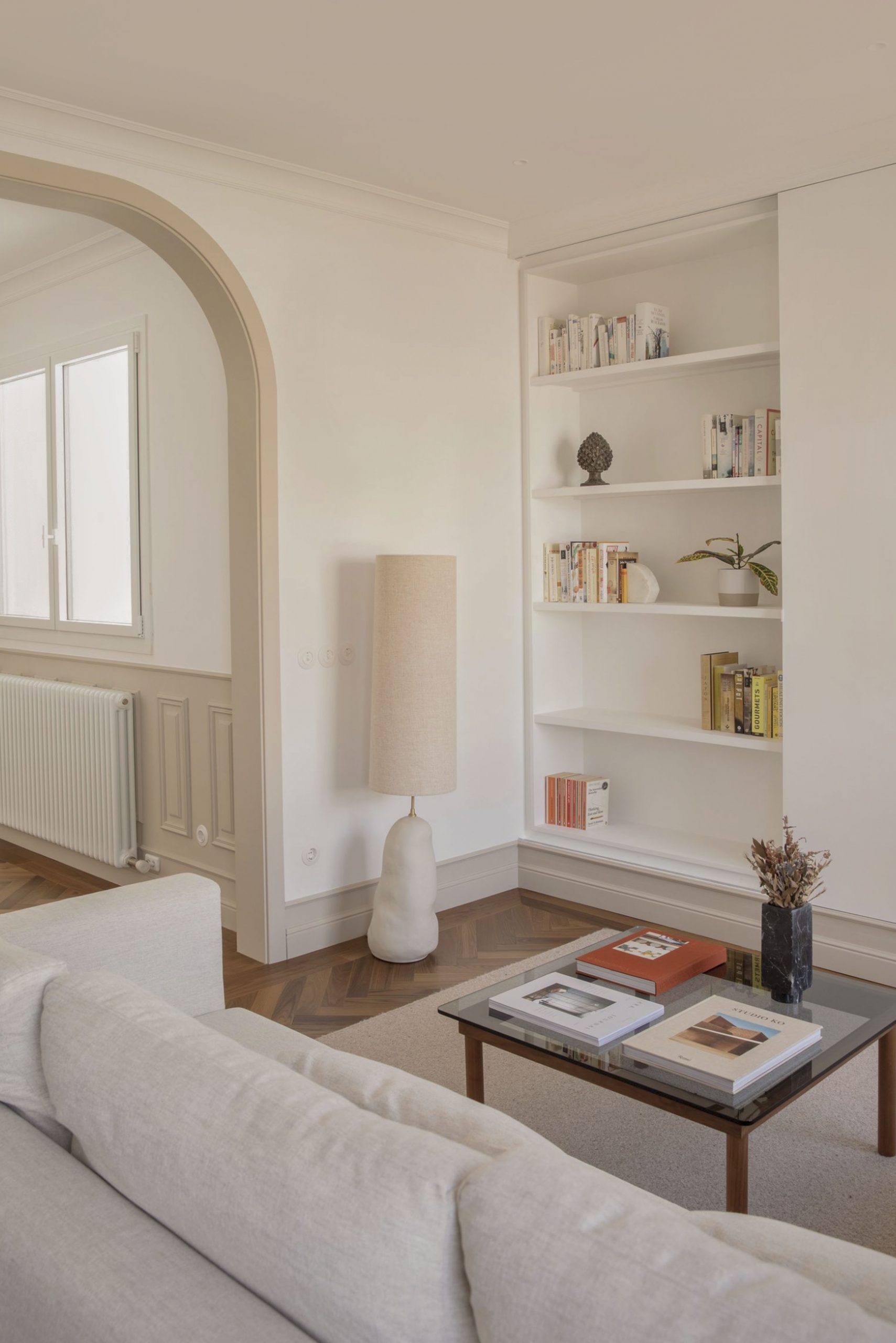 Un recibidor modernista, con cúpula y molduras originales, es el alma de este encantador piso barcelonés AD SPAIN REVISTA DECO